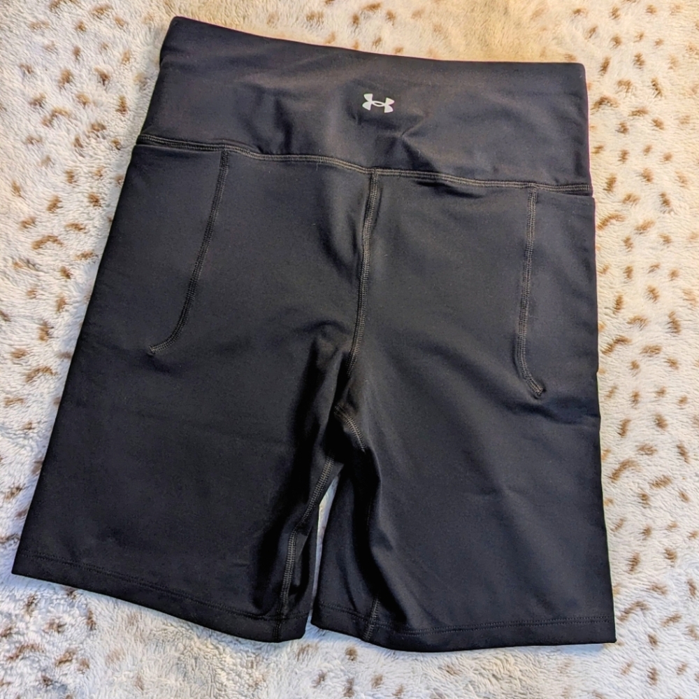 Under Armour, Women's 7in Biker Shorts, Medium, Black, Grey Logo